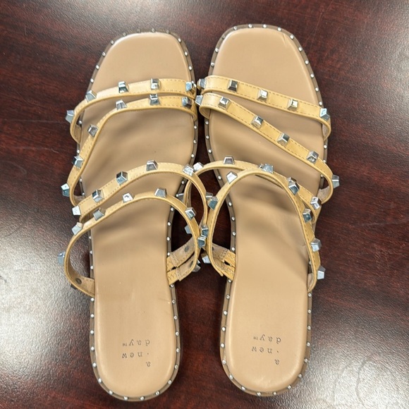 A New Day cream sandals with silver accents sandals size 11 - Picture 2 of 3